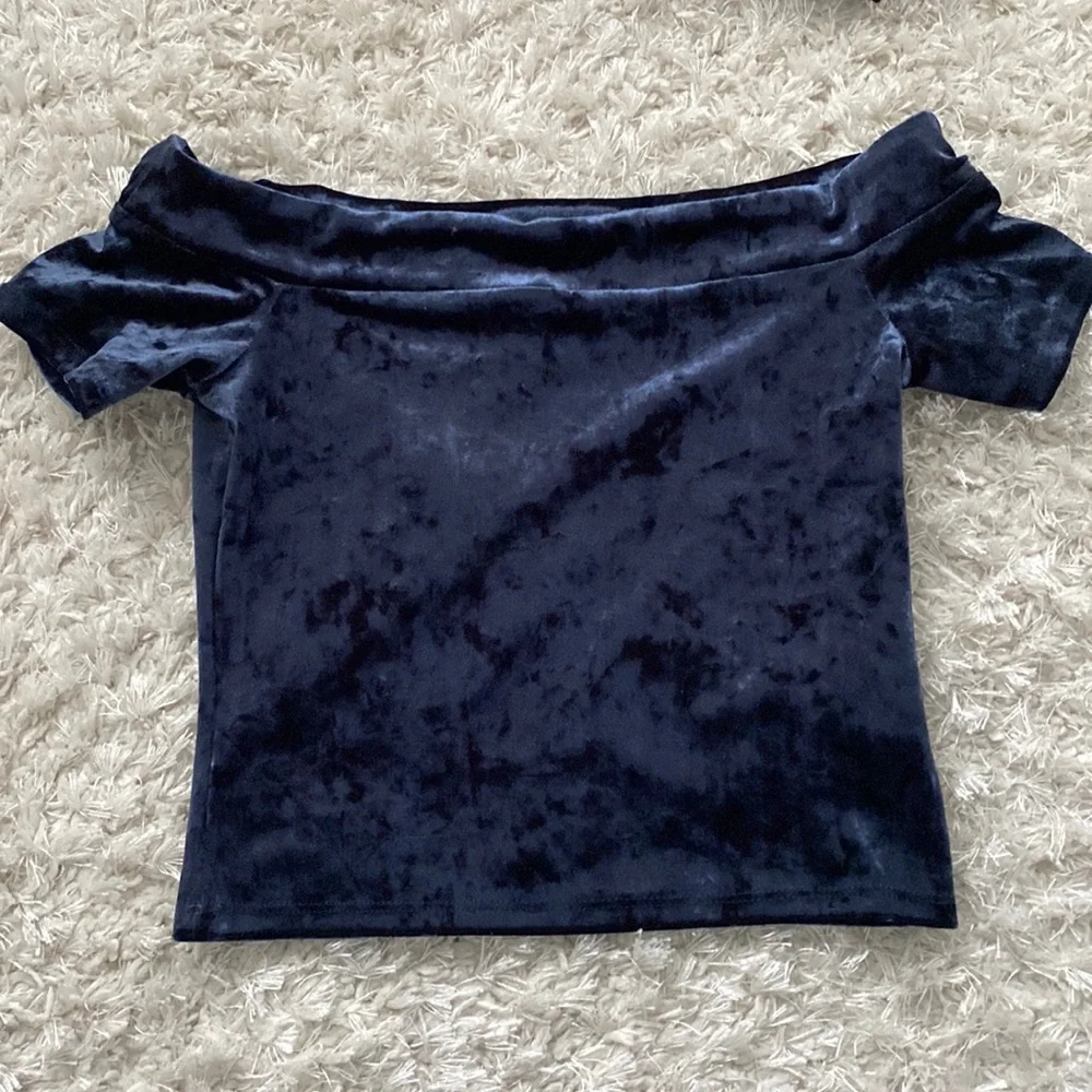 Navy velvet crop top off the shoulder - Picture 1 of 3